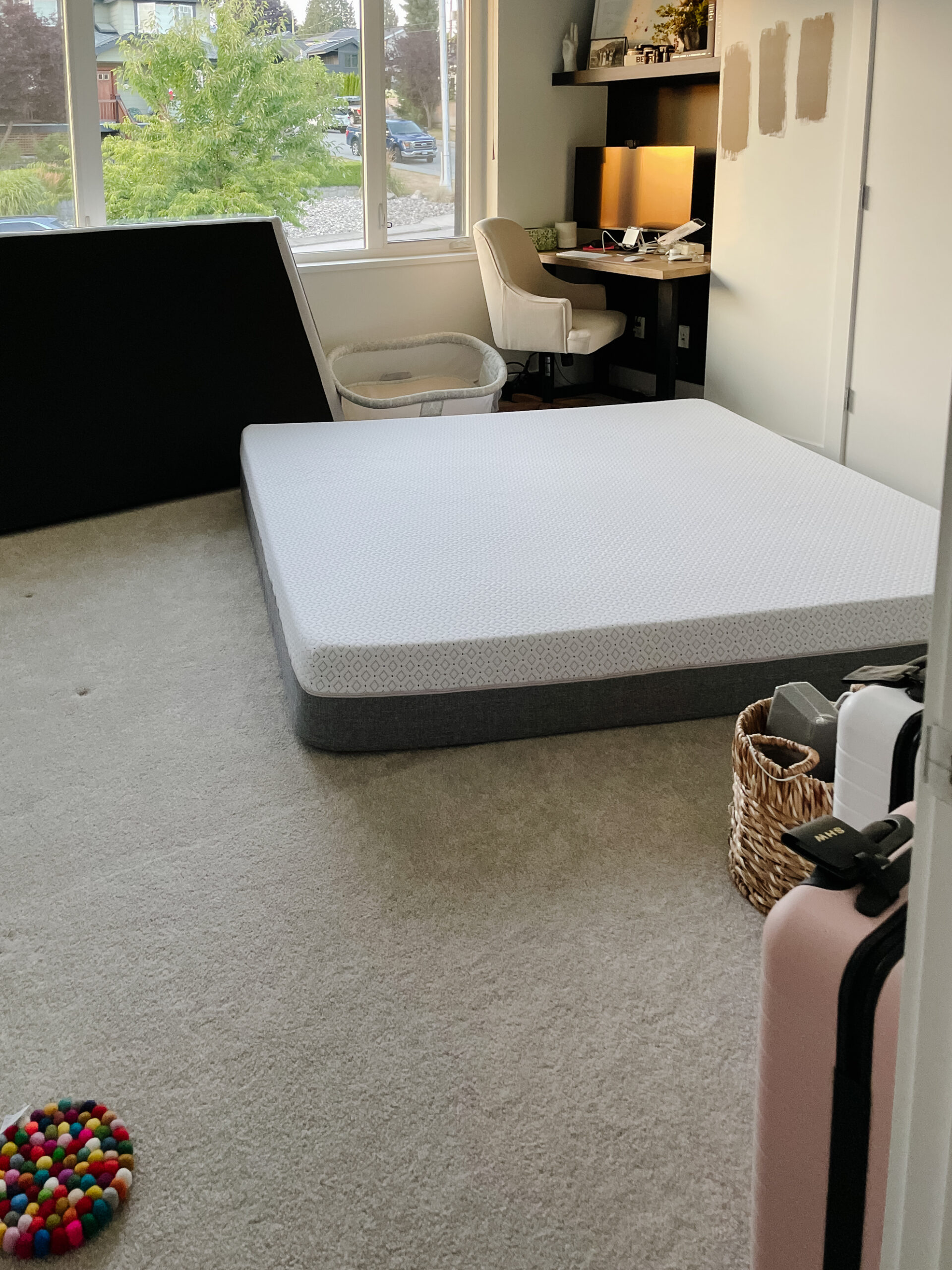 the home of the home office 2.0 is in this spare bedroom which has a mattress on the floor and stuff everywhere!