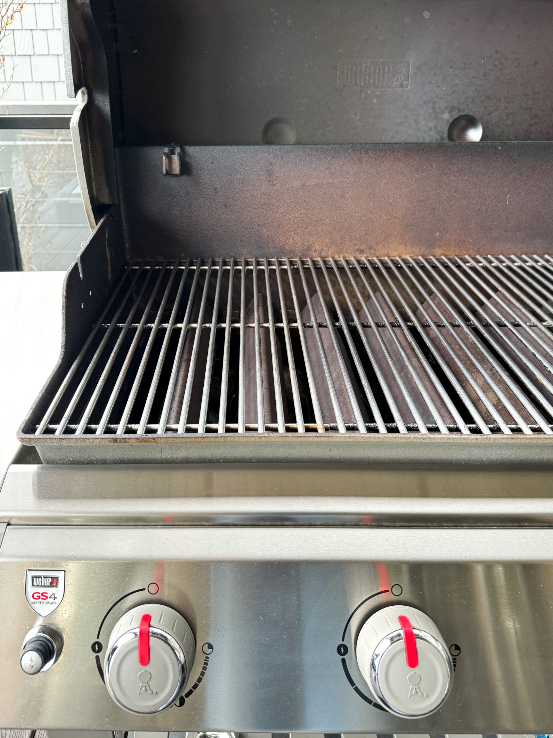 a nice clean bbq grate and grill area