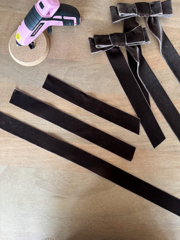 How to make a bow garland - the velvet ribbon laying out